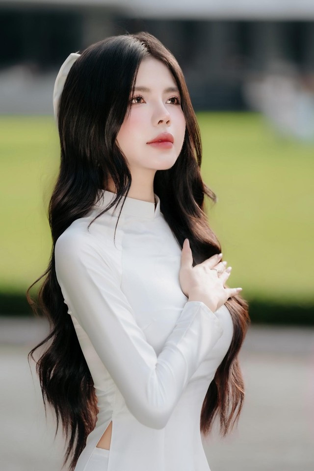 Trong loạt ảnh, Mai Dora diện áo dài trắng đơn giản nhưng tinh tế, tôn lên vóc dáng thon gọn và thần thái nhẹ nhàng, duyên dáng.