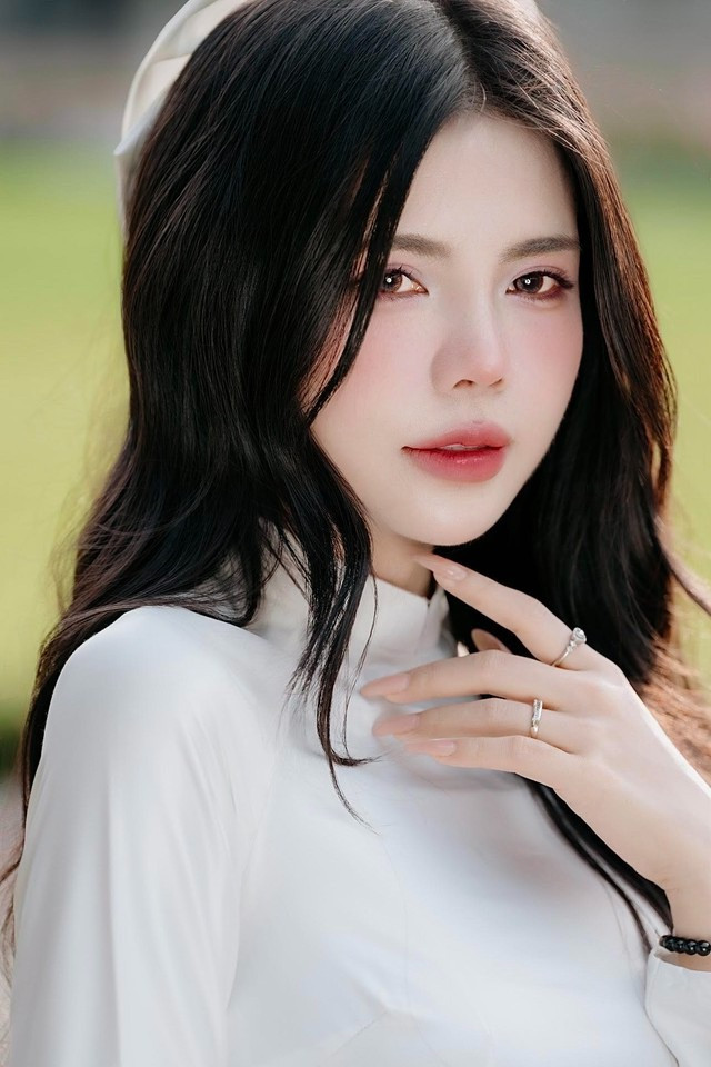 Bối cảnh Dinh Độc Lập cũng như ý nghĩa của ngày 30/4 càng làm nổi bật vẻ đẹp nền nã, thanh lịch của nữ MC. Lối trang điểm nhẹ nhàng, mái tóc buông xõa tự nhiên càng giúp cô ghi điểm trong mắt người xem.