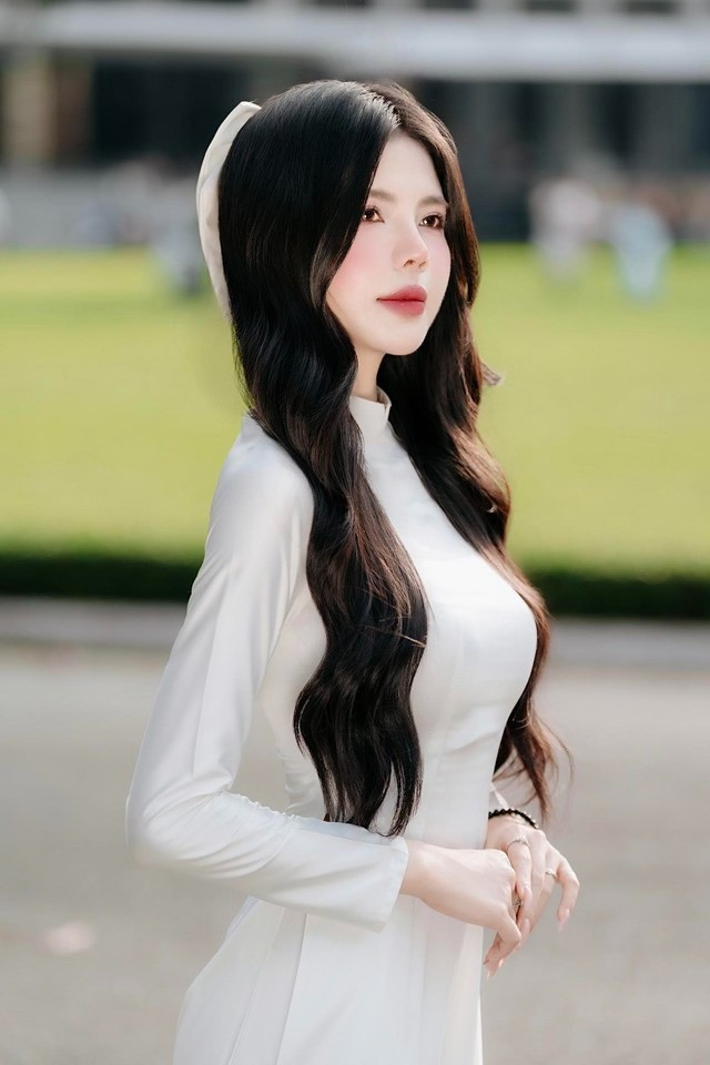 Nhiều bình luận khen ngợi Mai Dora “quá hợp với áo dài”, “vừa sang trọng vừa dịu dàng”, hay “nhìn cứ như nàng thơ bước ra từ tranh vẽ”.