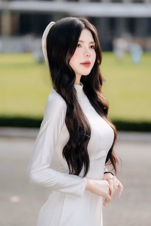 Nhiều bình luận khen ngợi Mai Dora “quá hợp với áo dài”, “vừa sang trọng vừa dịu dàng”, hay “nhìn cứ như nàng thơ bước ra từ tranh vẽ”.