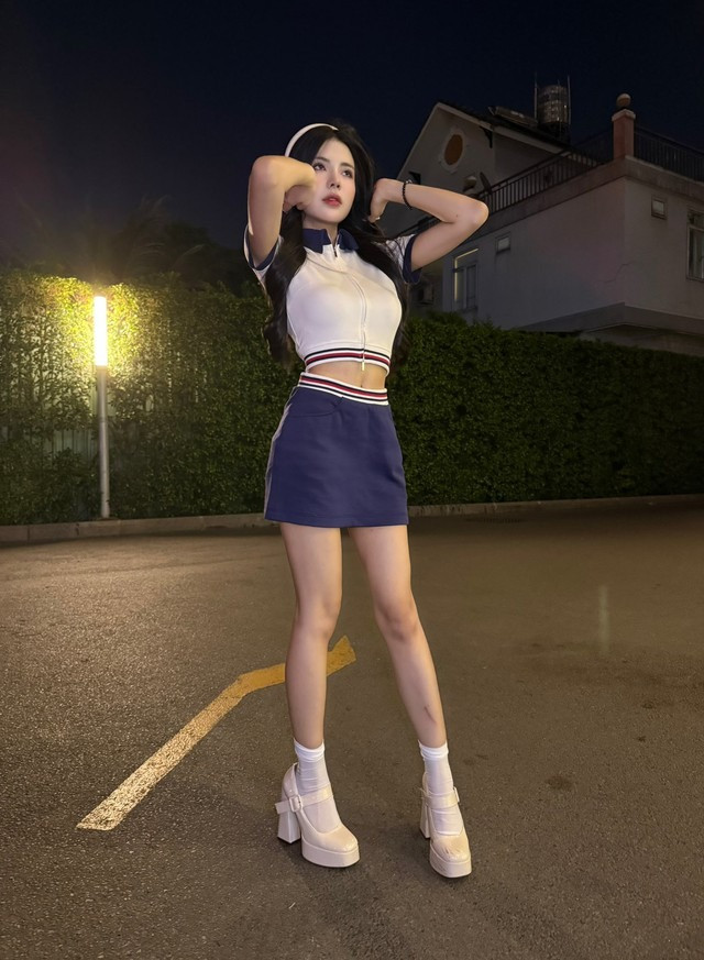 Bộ ảnh không chỉ thể hiện sự tôn trọng văn hóa dân tộc trong dịp lễ lớn mà còn cho thấy Mai Dora là một trong những gương mặt có gu thời trang đa dạng bậc nhất làng Esports Việt.