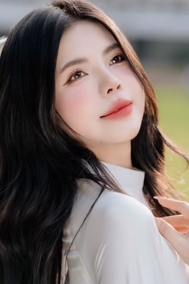 Không ít fan còn bày tỏ mong muốn được thấy nữ MC thử sức nhiều hơn với phong cách truyền thống như thế này trong tương lai.