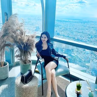 Thay vì đăng ảnh với tông "thiên thần" - "trong sáng" như mọi khi, Thiên An đã lột xác hoàn toàn khi đánh son đậm.