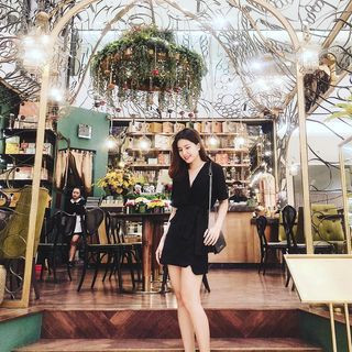 Có thể thấy dù đang ở nhà chăm sóc bé Sol, nhưng Thiên An vẫn tranh thủ "lên đồ chặt chém" không thua cô gái nào.