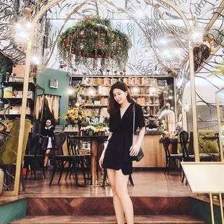 Có thể thấy dù đang ở nhà chăm sóc bé Sol, nhưng Thiên An vẫn tranh thủ "lên đồ chặt chém" không thua cô gái nào.