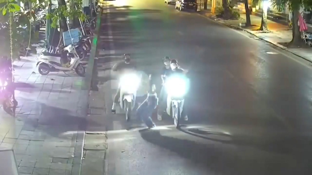 Nickname Kien Le cũng viết: "Đường xe đang lưu thông mà dừng lại chụp hình check-in, nhỡ xe không phanh kịp thì khổ cả các bạn và cả người khác".