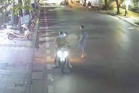 "Đây là trào lưu vô bổ mà nhiều bạn trẻ cứ tưởng làm như vậy là ngầu, là thu hút sự chú ý. Tôi đề nghị chấn chỉnh và xử phạt những trường hợp này để tránh làm ảnh hưởng đến những người điều khiển, tham gia giao thông", bạn Việt Anh bình luận.