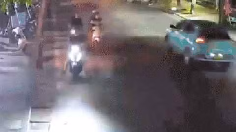 Trên MXH, một số ý kiến cho rằng, các bạn trẻ bây giờ "vui hơi quá", tạo nên những trào lưu khá vô bổ, điển hình như việc check-in bằng camera giám sát ở Hà Nội.