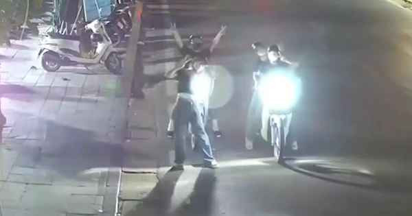 Trước phản ánh về hiện tượng trên, Công an quận Hoàn Kiếm đang phối hợp kiểm tra và sẽ xử lý nghiêm các hành vi dừng đỗ, gây cản trở giao thông.