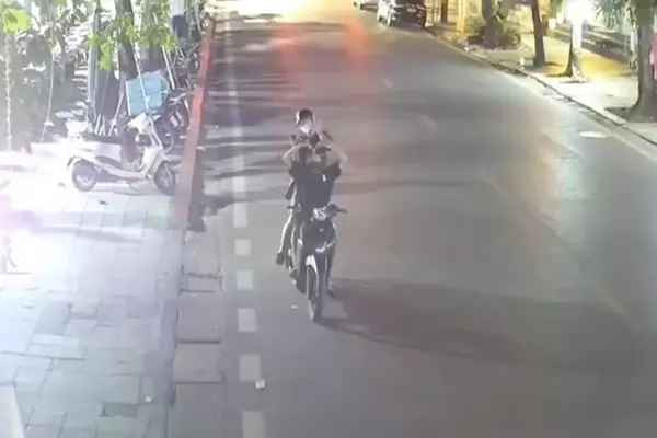 Sau khi check-in bằng camera giám sát, những bạn này lên ứng dụng iHanoi để tải hình ảnh rồi cắt, ghép, thêm âm thanh và đăng lên các nền tảng mạng xã hội.