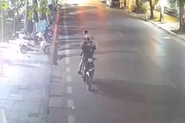 Sau khi check-in bằng camera giám sát, những bạn này lên ứng dụng iHanoi để tải hình ảnh rồi cắt, ghép, thêm âm thanh và đăng lên các nền tảng mạng xã hội.