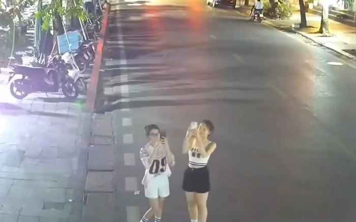 Bên cạnh đó, ứng dụng iHanoi (Công dân thủ đô số) là kênh tương tác trực tuyến trên môi trường số giữa người dân, doanh nghiệp với các cấp chính quyền Thành phố. Thông qua kênh tương tác này người dân, doanh nghiệp có thể phản ánh toàn diện các vấn đề về đời số dân sinh bức xúc tới các cấp chính quyền để tiếp nhận, giải quyết kịp thời.