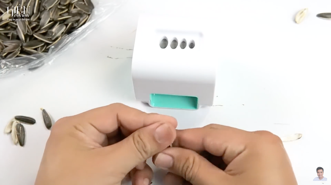 Chưa hết, một số người mua cũng để lại đánh giá rằng chiếc máy này ngoài hạt hướng dương thì vô dụng với các loại hạt khác có hình dáng tương tự.