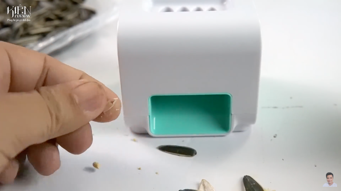 Mặt khác để khả năng thành công cao, người dùng còn phải lựa đúng lỗ vừa với kích thước của hạt hướng dương mới được.