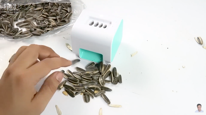 Họ cho rằng nếu phải bỏ ra gần nửa triệu đồng để mua về sản phẩm mà hiệu quả phụ thuộc quá nhiều vào "duyên phận" như chiếc máy bóc hạt hướng dương tự động này thì không nên mua.