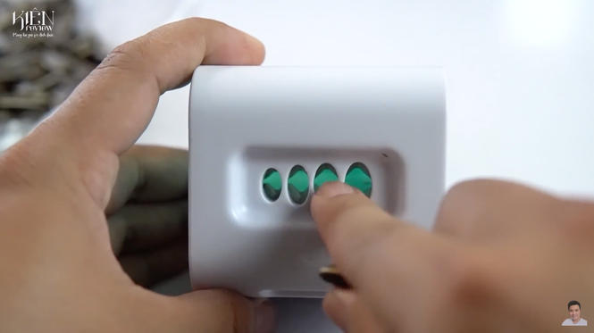 Sau một hồi loay hoay review hết từ thiết kế cho đến màu sắc, kênh Youtube chuyên review các sản phẩm độc - lạ bắt đầu đi vào công dụng chính của chiếc máy bóc hạt hướng dương tự động.