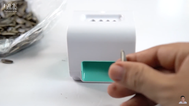 Kết quả thì chiếc máy có thể tách được vỏ hạt hướng dương thật nhưng tỉ lệ hạt nguyên vẹn lại vô cùng ít. Còn lại, phần lớn thì một là nát nhân hạt, không thì đầu vào thế nào, đầu ra vẫn y nguyên như thế.