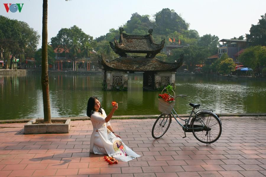 Thủy đình là một bối cảnh đẹp không thể bỏ qua cho những bức ảnh lưu niệm.