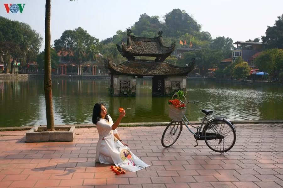 Thủy đình là một bối cảnh đẹp không thể bỏ qua cho những bức ảnh lưu niệm.