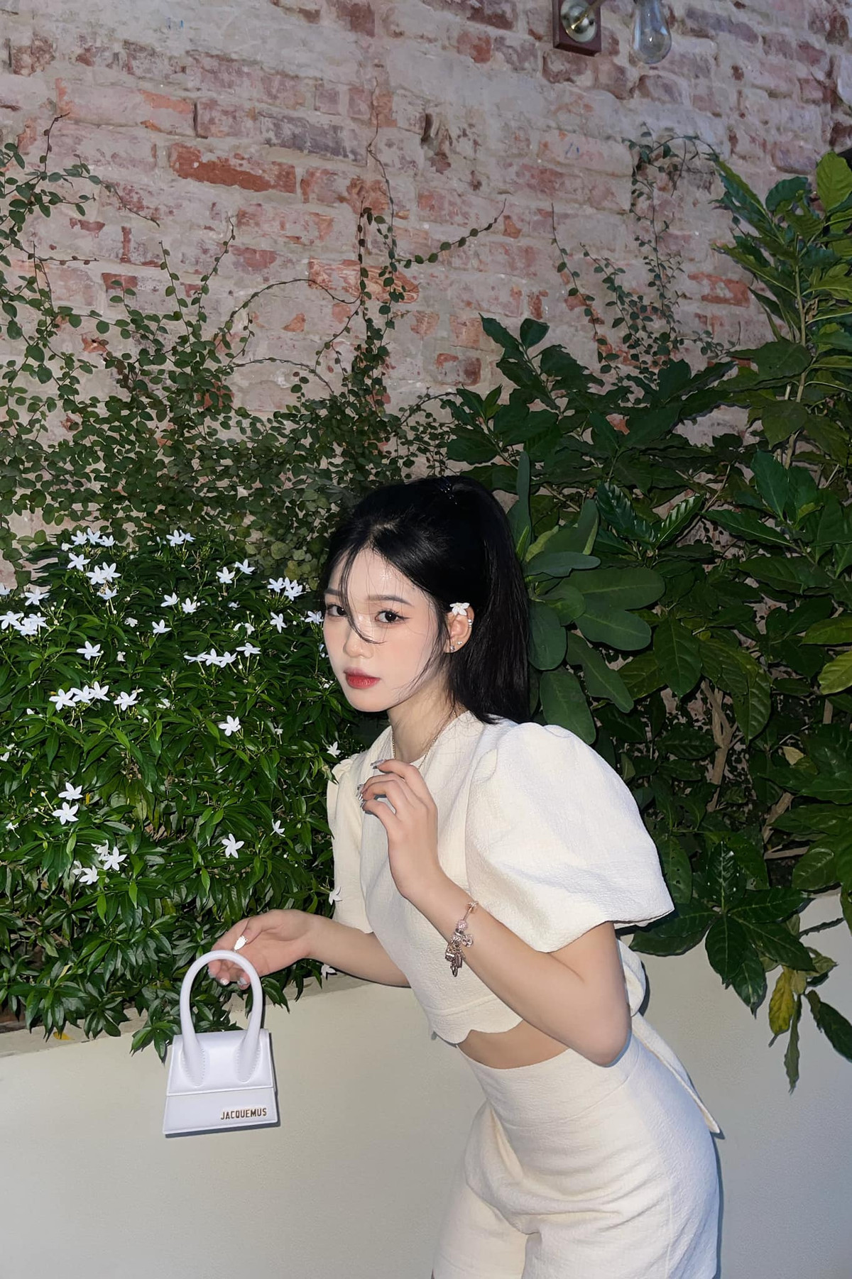 Người đẹp quê Bắc Ninh khi thì diện đồ “bánh bèo”, khi lại cá tính với những đường cắt xẻ khoe body khiến ai nhìn cũng ấn tượng.