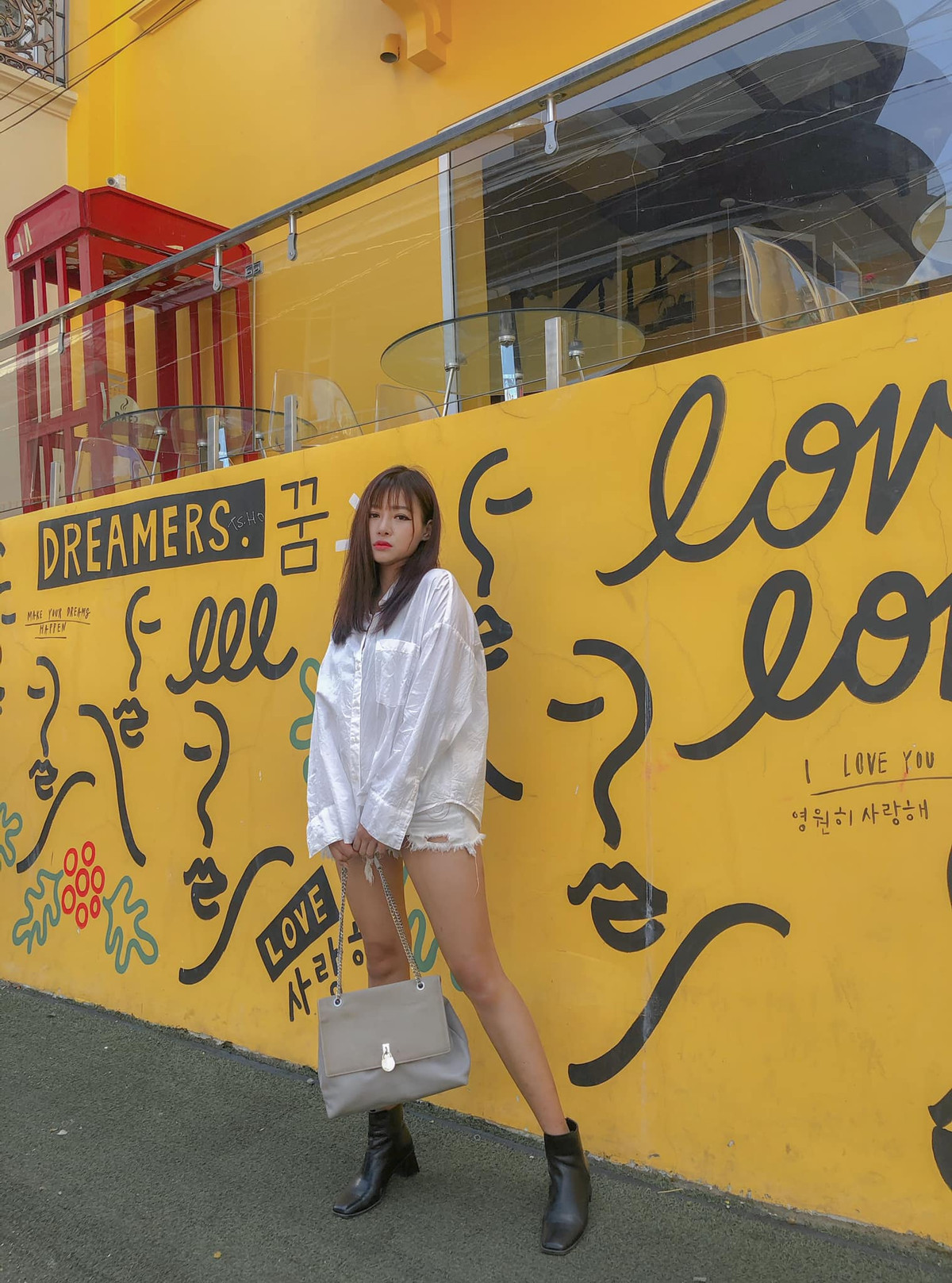 Zoie chia sẻ: ""Lăng kính mình nhìn thế giới bây giờ rất khó tả, vừa mờ vừa lóa vừa méo, vừa bị mất hình".