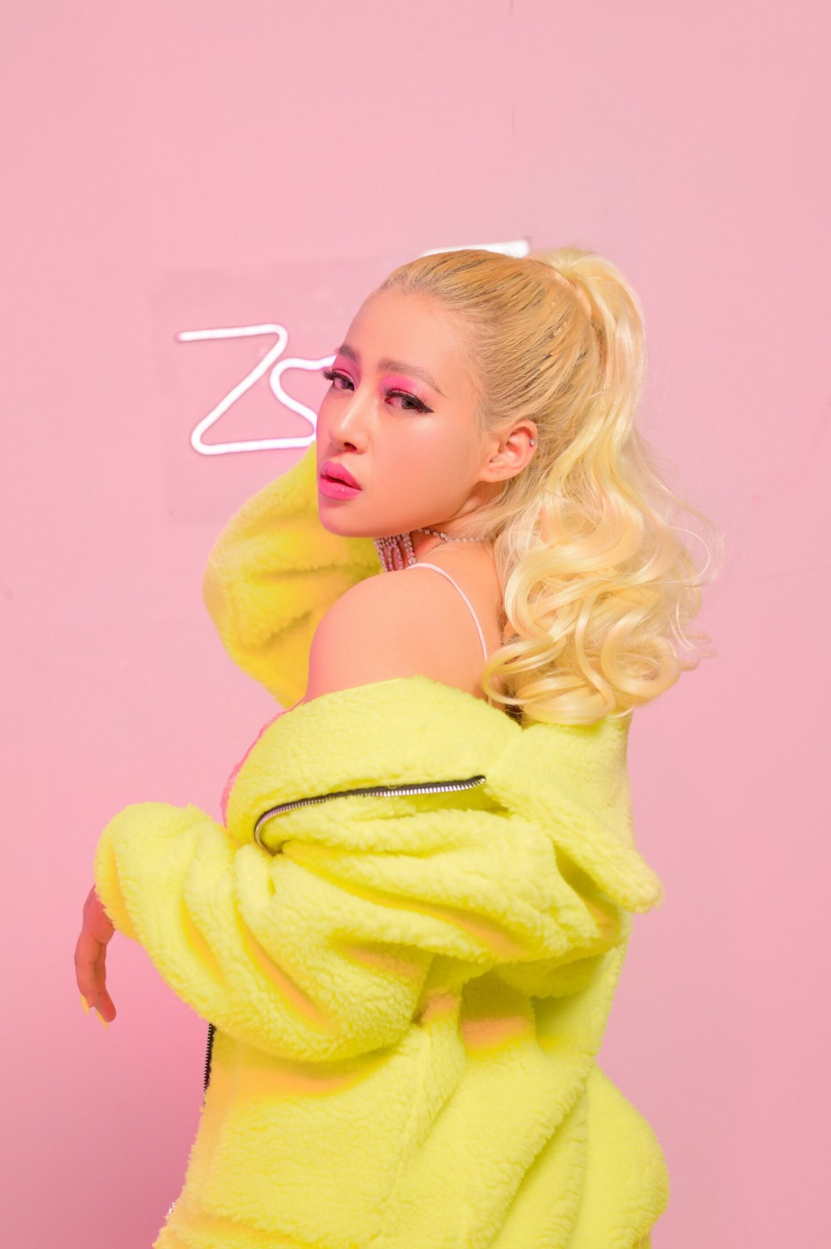 Được biết, biến chứng về mắt của Zoie bắt đầu xuất hiện từ khoảng 1 năm trước và đã gây rất nhiều ảnh hưởng đến việc làm nghệ thuật của cô.