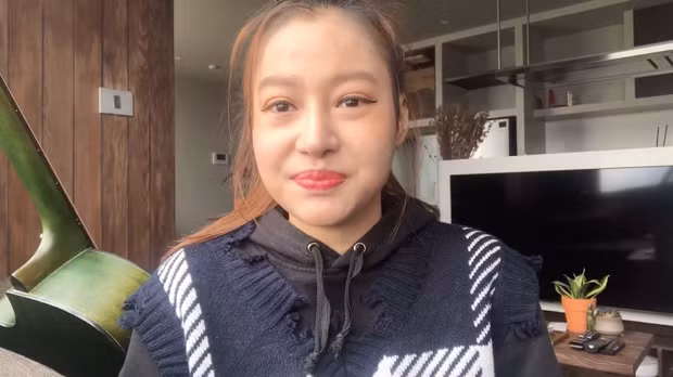 Đầu năm 2020, Zoie còn chính thức debut với vai trò ca sĩ. Tuy nhiên, mới đây cô nàng khiến các fan phải lo lắng khi chia sẻ thông tin về đôi mắt đang mất dần khả năng nhìn của mình.