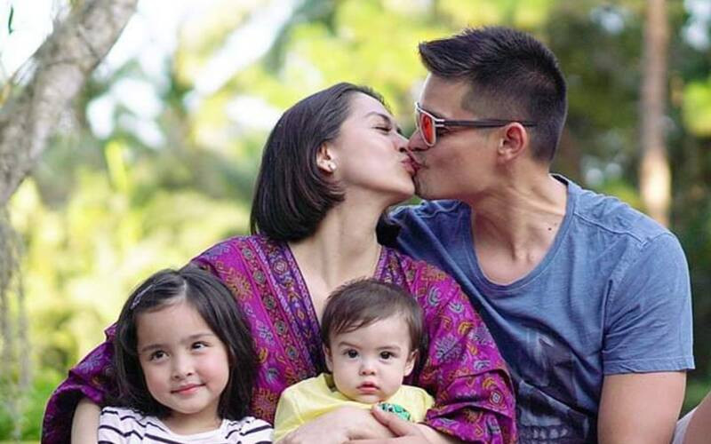 Vào năm 2014, Marian kết hôn với nam diễn viên Dingdong Dantes, một năm sau, cả hai đón con gái đầu lòng là Maria Letizia, hay còn gọi là Zia.