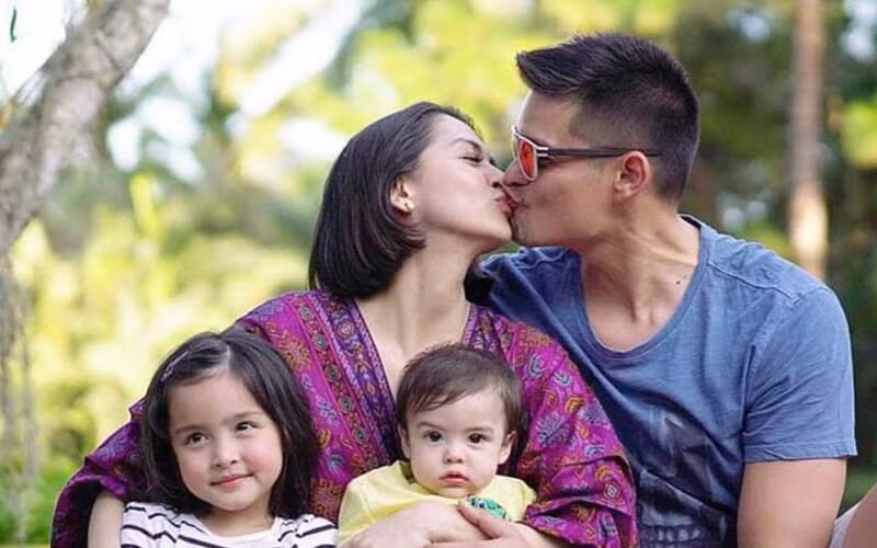 Vào năm 2014, Marian kết hôn với nam diễn viên Dingdong Dantes, một năm sau, cả hai đón con gái đầu lòng là Maria Letizia, hay còn gọi là Zia.