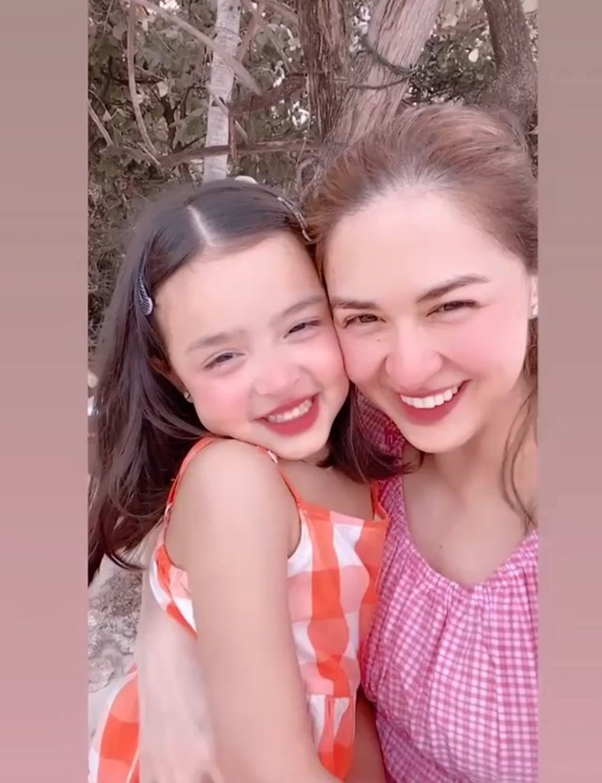 Mặc dù, cô bé Zia mới chỉ 5 tuổi nhưng đã sở hữu quá nhiều đường nét giống người mẹ mỹ nhân của mình.