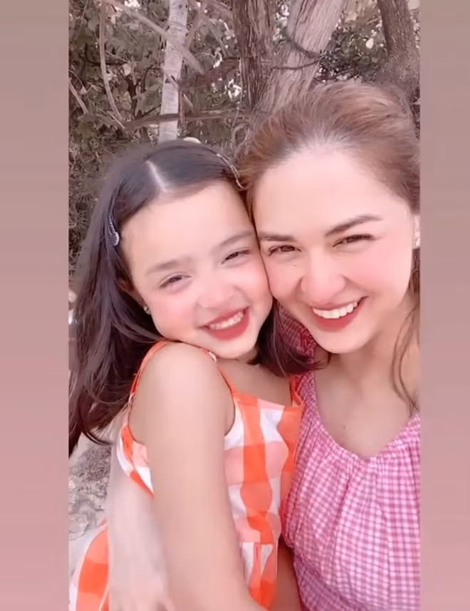 Mặc dù, cô bé Zia mới chỉ 5 tuổi nhưng đã sở hữu quá nhiều đường nét giống người mẹ mỹ nhân của mình.