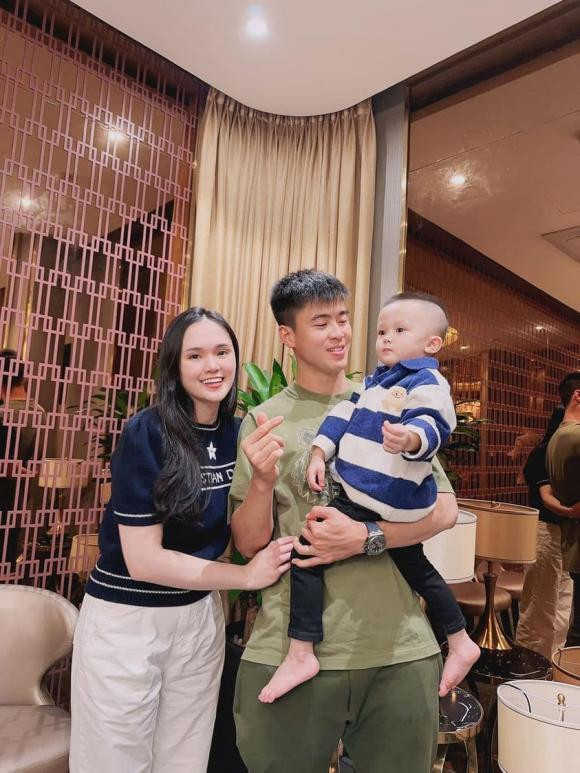 "26 tuổi quên mất váy vóc, chăm chút bản thân là gì rồi. Một ngày hạnh phúc bên người thân yêu. Em Quỳnh cảm ơn mọi người đã gửi lời chúc và quà nhiều ạ", "công chúa béo" Quỳnh Anh viết.