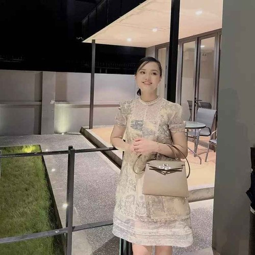 Lần này lên sóng trên trang cá nhân của Duy Mạnh, con gái cựu chủ tịch CLB bóng đá Sài Gòn nhìn khác hẳn khi trang điểm và dát toàn hàng hiệu trên người.