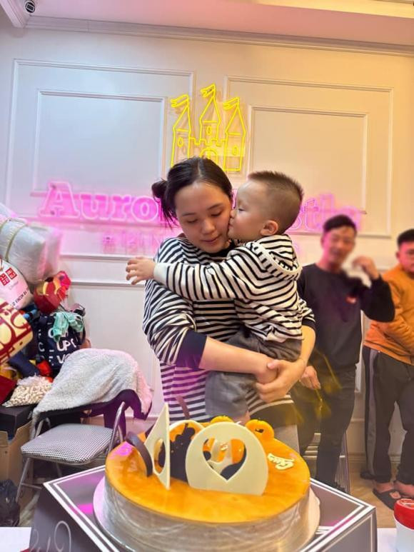 Ngoài những món quà hàng hiệu đắt đỏ, bà xã trung vệ Duy Mạnh còn khoe đãi tiệc người thân cực hoành tráng.