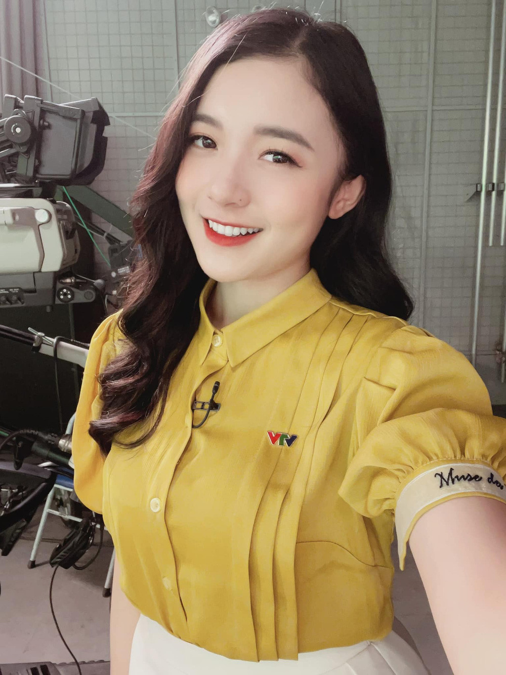 Cùng lúc đó, bạn trai của Phương Thảo cũng chia sẻ tấm hình cưới của cặp đôi và dành cho"nửa kia" lời ngọt ngào: "2 năm kể từ ngày đầu tiên nhìn thấy bạn trên sân khấu, mình vẫn luôn là người đứng phía sau ánh đèn. Hôm nay mình xin phép được cầm tay bạn, cùng bạn bước lên sân khấu nhé".