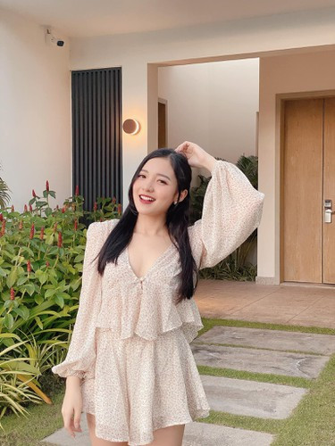 Phương Thảo sở hữu nhan sắc xinh đẹp và lối dẫn gần gũi.