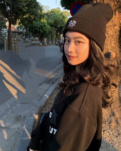 Mặt khác, một số cư dân mạng lại cho rằng vì Hàn Hằng là một hot girl nên chuyện công khai "cọc" như vậy là điều không nên.