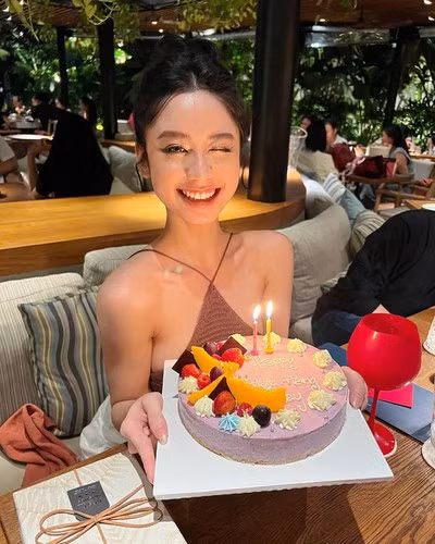  Hàn Hằng chính thức comeback sau 1 năm 7 tháng biến mất khỏi MXH. Cô nàng đón sinh nhật năm 22 tuổi bằng loạt hình ảnh lẫn story báo hiệu cho sự trở lại hoành tráng của mình.