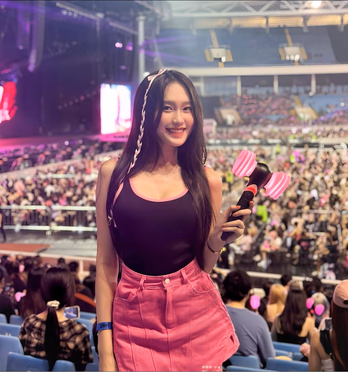 Tin đồn đến từ việc Doãn Hải My từng tham dự concert của BLACKPINK ở SVĐ Mỹ Đình đợt cuối tháng 7/2023 nhưng khi trở về, bạn gái Đoàn Văn Hậu chỉ chia sẻ cảm nhận và khoe video quay 3 thành viên Rosé, Jisoo, Lisa mà không có Jennie.