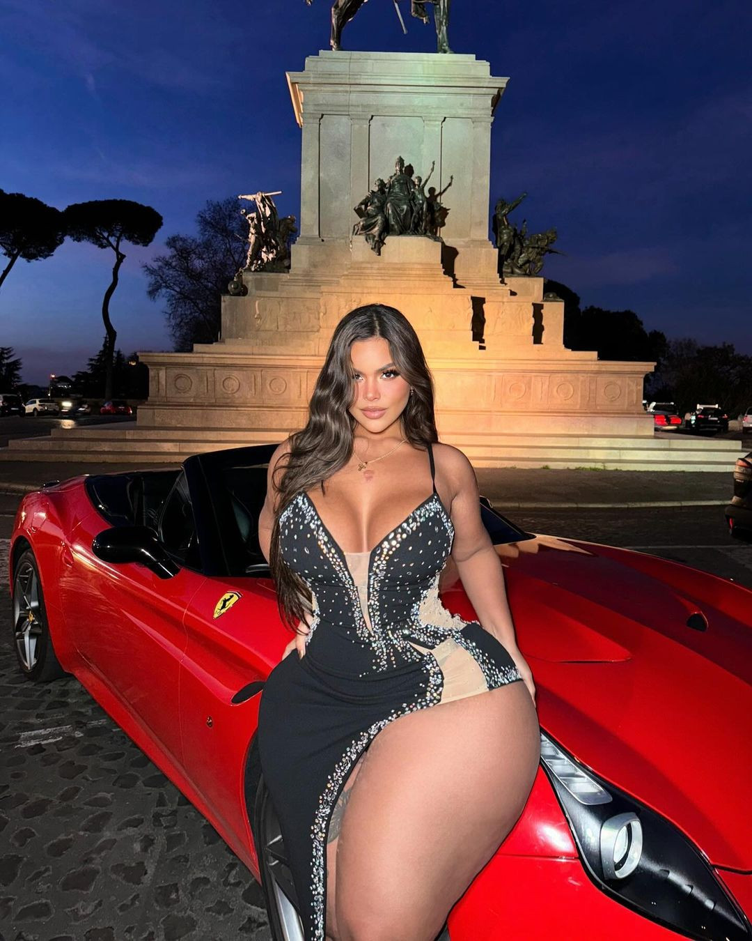 Sau đó, cô ngồi xuống để chứng minh rằng việc có hai chỗ ngồi cũng không giúp ích gì vì “vòng 3 quá khổ”.