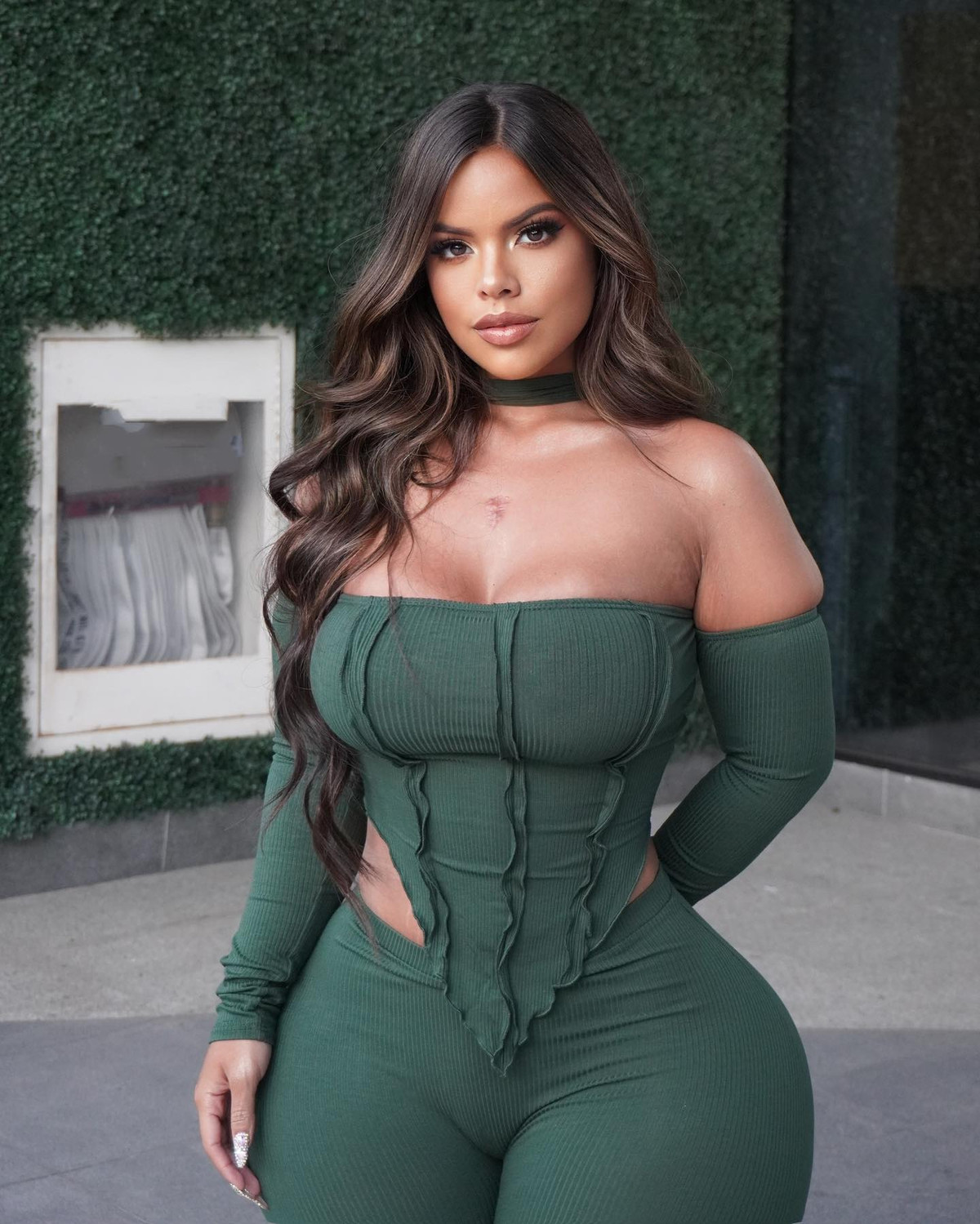 Gracie là người mẫu ảnh và đặc biệt khi sở hữu vòng 3 siêu khủng. Cô nàng cũng thường xuyên chia sẻ những hình ảnh và video khoe thân hình bắt mắt trên các trang mạng xã hội nhận được sự quan tâm của cộng đồng mạng.