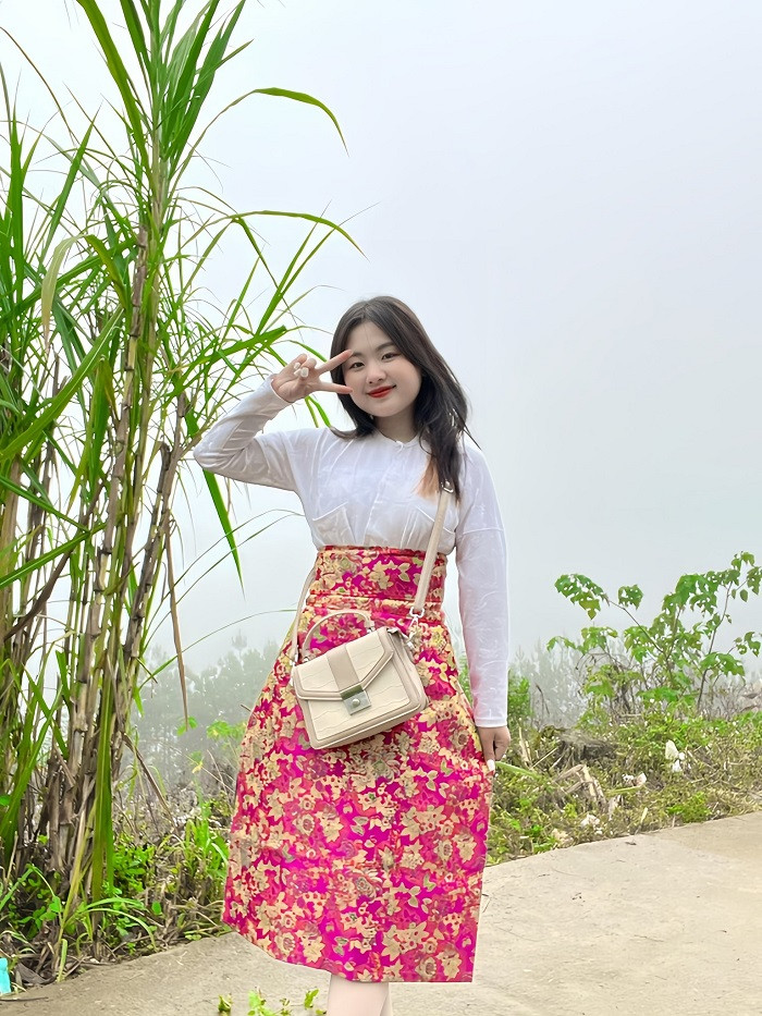 Tuy nhiên, dưới phần bình luận, nhiều netizen cho rằng cô gái trong ảnh không hề giống Mua Thị Dua. Bản thân cô nàng cũng rất hay đăng hình mới lên mạng xã hội. Song, tuyệt nhiên không để lộ bất cứ điều gì về quyết định theo chồng.