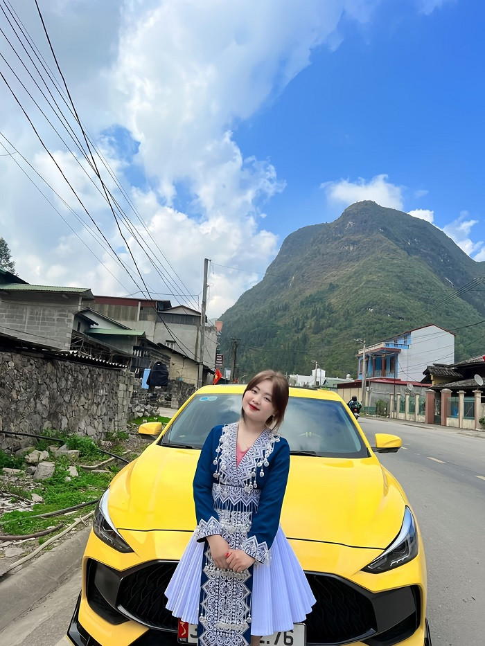 Đáng chú ý, chủ nhân của tài khoản đăng tải còn tiết lộ tên cô dâu là Mua Thị Dua. Đồng thời người này còn tiết lộ trong buổi livestream rằng có họ với nhà trai.