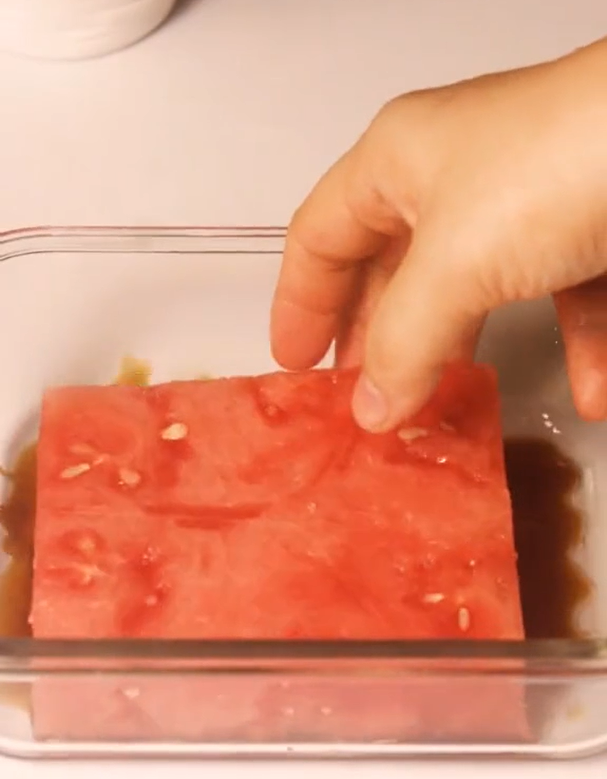 Trong clip, cô gái đã ướp một miếng dưa hấu với gia vị rồi cho lên chảo chiên sơ rồi tẩm bột và tiếp tục chiên ngập dầu.