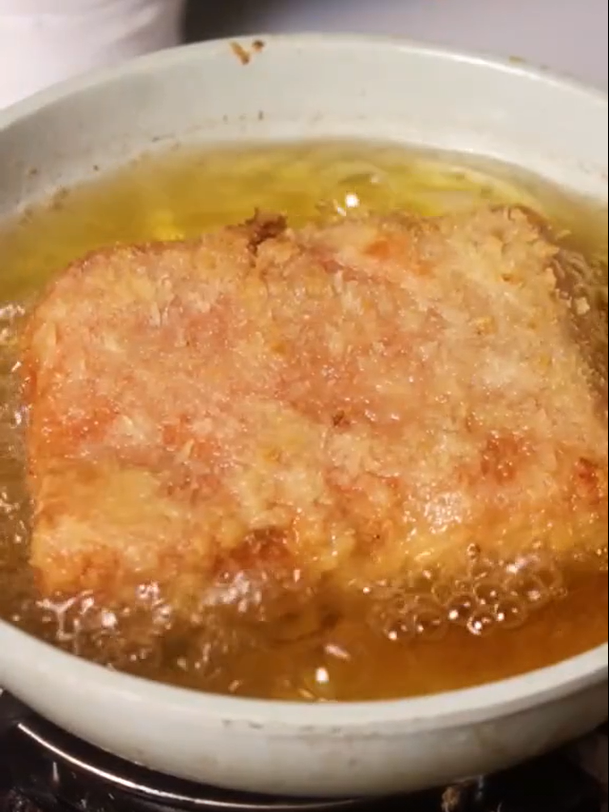 "Dạo này mọi người ăn uống lạ thực sự", "Rẻ và lạ thì mình tin chứ giống thịt bò 80% là không bao giờ có nhé" hay "Ăn xong chắc ôm bụng cả đêm quá."... là những bình luận dân mạng để lại phía dưới đoạn clip.