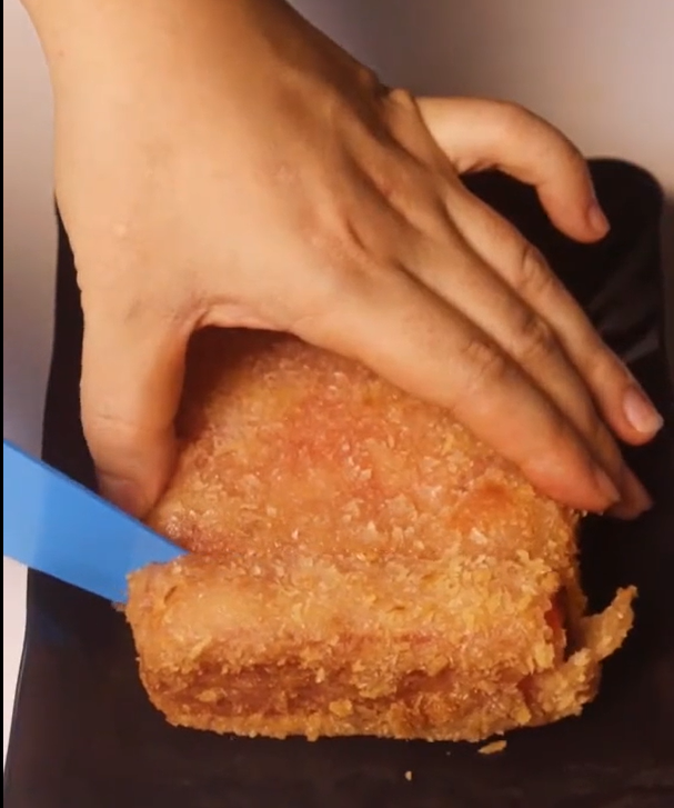 Bất ngờ hơn là sau khi có người chất vấn chủ nhân clip xem vị thịt bò ở đâu ra thì người này đáp một câu xanh rờn: "Từ gia vị và tưởng tượng".