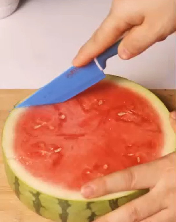 Mới đây, một clip chế biến dưa hấu thành món ăn khiến người xem vừa hoang mang, vừa tò mò về hương vị.