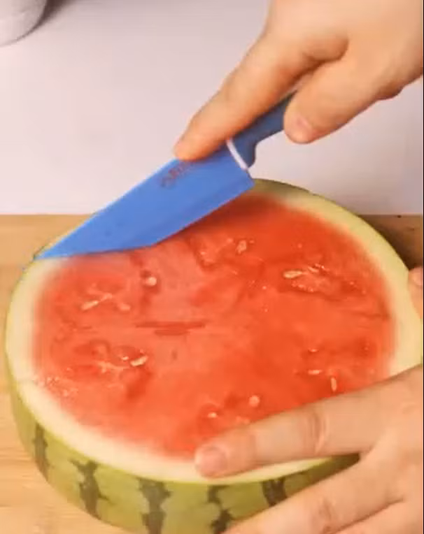 Mới đây, một clip chế biến dưa hấu thành món ăn khiến người xem vừa hoang mang, vừa tò mò về hương vị.