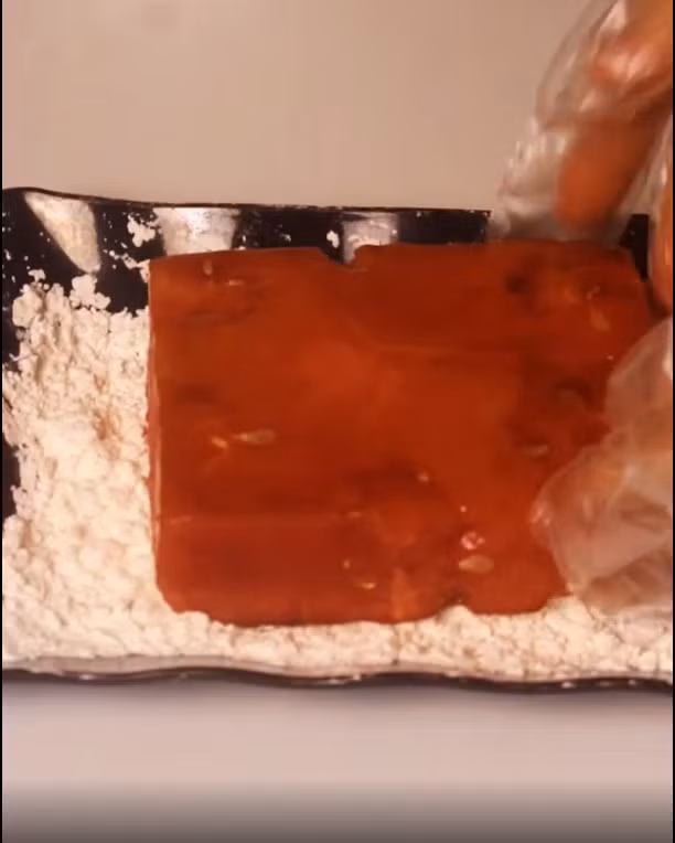 Người ta thường chỉ nghĩ đến việc dùng thịt làm bít tết, có sáng tạo thì cũng là đổi mới một chút trong việc lựa chọn loại thịt, cùng lắm là đổi sang dùng rau củ nếu muốn làm đồ chay chứ chẳng mấy ai nghĩ ra cách dùng dưa hấu để làm món này.