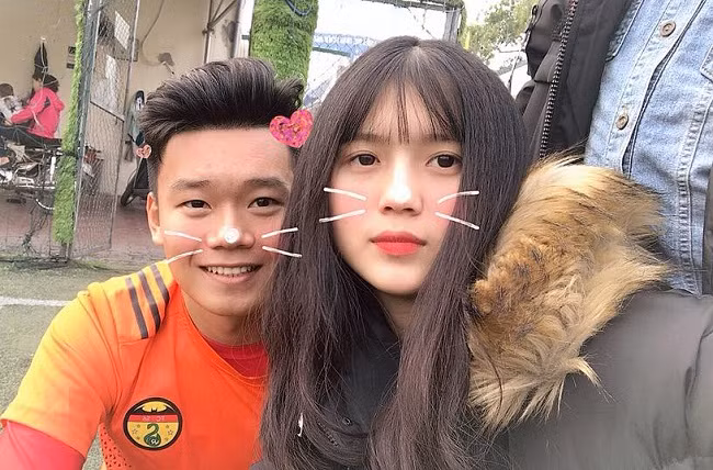 Không chỉ thành công trong bóng đá, trung vệ Thành Chung còn vô cùng thăng hoa trên đường tình ái khi sánh đôi cùng cô bạn gái 10X xinh đẹp, nết na là Ngô Tố Uyên.